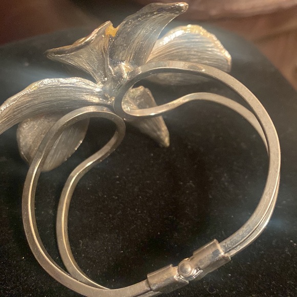 Hinged Flower Metal Bracelet, Yellow & Black, Very Pretty , Looks like 925, 💙 - Picture 2 of 9